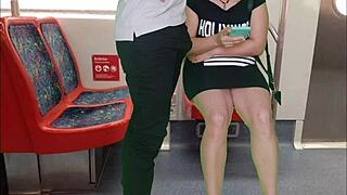 Девушка без трусиков в поезде дрочит и сосет незнакомцу на публике