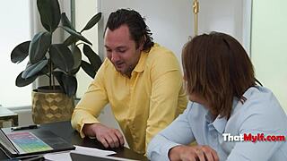 Threesome Terbuka sebagai Balas Dendam terhadap Bos Milf Keras di Tempat Kerja