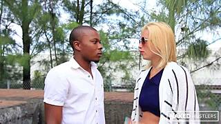 Blondă cu păr scurt din Florida lasă pulă mică a soțului pentru una masivă neagră în gât