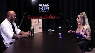 Loira Mostra Tette Dopo Aver Stressato per l'Attore nella Scena Fetish, Ugh! 😤