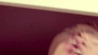 Lezbejke kurve Alyssa Reece istražuju divlju akciju sa igračkama.