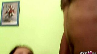 Sexy college-jente Rachel Evans suger og knuller tysk fyr i casting