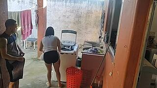 Pembantu Rumah Tangga Latina Erang Semasa Dia Hisap Zakar Besar Tegak Saya