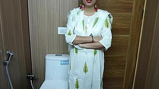 Horúci nevlastní súrodenci v trojke domáceho sexu.