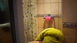 Sakrio sam kameru u tušu svoje devojke da gledam kako se pere i piški u fetiš voajerskom stilu.