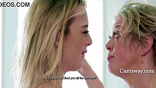 Rintava äiti-isäpuoli viettelee tytärpuolen kameroimaan märällä pillu leikillä