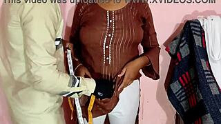 तो, इस देसी भाभी को उसके दर्जी ने एक्सीडेंटल चूत टच के बाद नैला