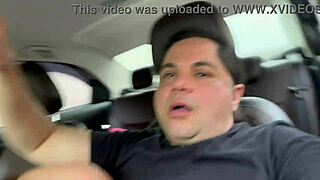 Nuori latinalainen tyttö imee kyrpääni pov huulipelissä