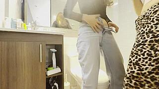 Јебао сам пријатељицу свог мужа у купатилу током његовог рођендана