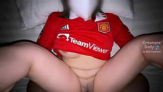 哇，我在曼联比赛后内射这个紧致粉丝女孩，太紧了！