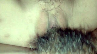 Βλέπω τη όμορφη φίλη μου με τα μεγάλα στήθη να τα ρουφάνε σκληρά και να παίρνει βαθιά κρέμα μέσα