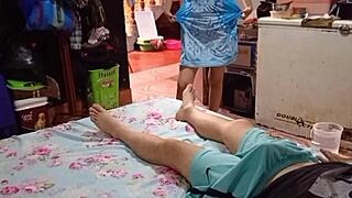 Il mio fratellastro pensa di essere solo a casa e mentre si tira fuori il cazzo entro a sorpresa e finisco per succhiarglielo e lui per scoparmi delizioso continua non fermarti amore