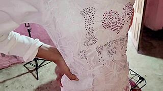 गाँव की लड़की दोस्तों द्वारा साइकिल चलाते हुए पकड़ी गई मजेदार पल में