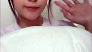 日本夫妻汗湿瑜伽性爱变疯狂动作，她的汗让他疯狂