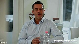 Discutant d'Angelika Grays, la baby-sitter ukrainienne la plus chaude aux mouvements killers