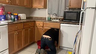 Водопроводчик отнема девствеността на тийнейджърка в дива среща преди бала