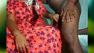 अरे, देखना चाहते हो तमिल नाइट में आंटी को गर्म घरेलू सेक्स में? बताओ!