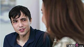 야동 젠장! 왕따 놈 계모 Natasha Nice 거대한 젖으로 18살 남자랑 복수