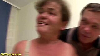 Хорни джуджета двойка се гмуркат в първата си дива тройка с дебела зряла партньорка.