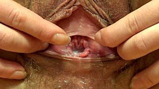 Karvainen pillu lähikuvassa! Brunetti sukissa masturboi pullolla!