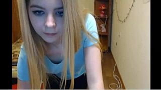 Русская девственница раздевается на вебкамере, показывая тугую пизду