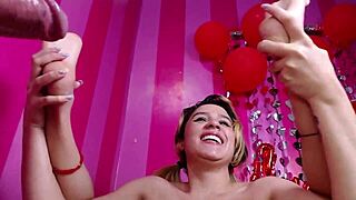 Mira ese gran creampie llenando su coño