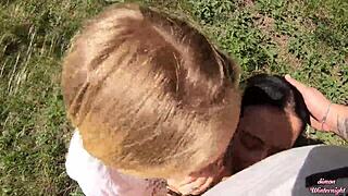 Konversationel-emoji rygende ludere suger og sluger sæd i skoven! 🔥