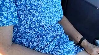 Seseorang datang, lancap di tempat letak kereta awam dalam tetapan luar buatan sendiri.