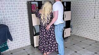 Красива мащеха задник набучен на масивния кур на заварен син