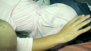 חולק מיטה עם אמא חורגת חמה מיסטי