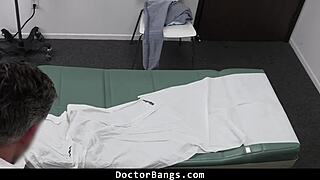 Teen αρπάζει τον γιατρό από το πούτσο και ξεκινάει αμέσως doctorbangs