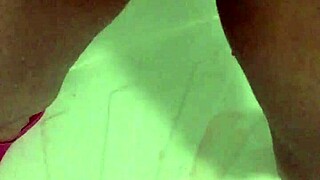 Brunette toont vieze tampon tijdens verkleden op wc