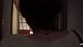 Sugestivni nagovještaji da mršava azijska zrela žena vara s sisanjem i gutanjem od stranca u neograničenom JAV POV-u