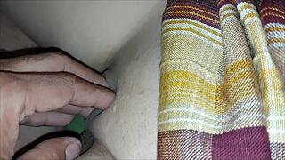 Mlada študentka skrivaj pojebana od očima ponoči, postane njegova sperma vreča.