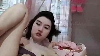 야한 아마추어가 집에서 격렬 솔로 자위에 빠져.