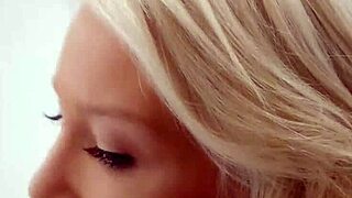 Blonde milf suce grosse bite en talons ! 😍