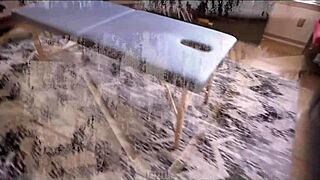 Vriendin haar hete mama Joslyn Jane geeft handjob massage