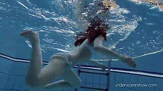 Roxalana가 수영하면서 그 꽉 조인 보지가 빛나!