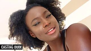 Malá ebony realitní makléřka šuká potenciálního klienta na otevřeném domě