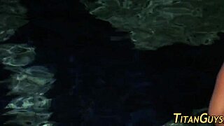 Zašto je ovaj mišićavi gej hunk prekriven jizzom pored bazena?