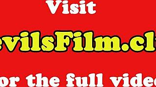 Ebony teenka 18+ tvrdě prdelíkována starším chlapem v close-up doggystyle scéně v prádle