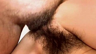 Mooie Aziatische Brunette Rie Obata kneedt haar harige kut met vibrator op bed