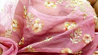 베트남 섹시 메이드, 핫한 보유스 플래싱! 😍