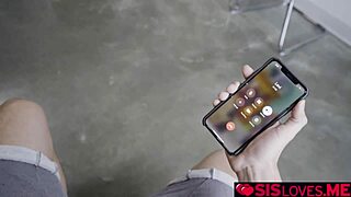 Mostohatestvér nem tudja abbahagyni a kémkedést a forró mostohahúga után, aki levetkőzik neki