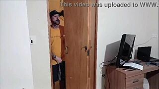 Rødhåret MILF Leanna Decker Striper Sexy Rød Undertøy, Viser Stor Røv og Titter.