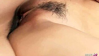 Drobná japonská tínedžerka 18+ rozpráva o prvom sexe v neorezanom POV pick up castingu so starým chlapom v Japonsku s výstrelkom dovnútra.