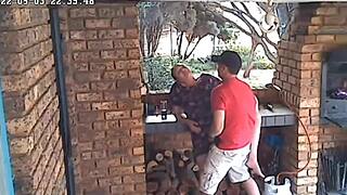 Hei, nappasin mun 42-vuotiaan vaimon nussimasta 18-vuotiasta ulkona!