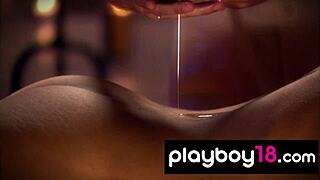 Storbrystet bokserjente Lindsay Wagner stripper for en sensuell massasje