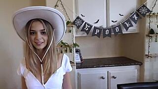 Liten stedatter håndterer et massivt verktøy i pov. Det enorme greier passer knapt i munnen hennes!