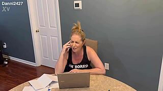 Dolgun MILF Danni Jones FIT MASÖRÜNDEN EV ZİYARETİ ALIYOR!